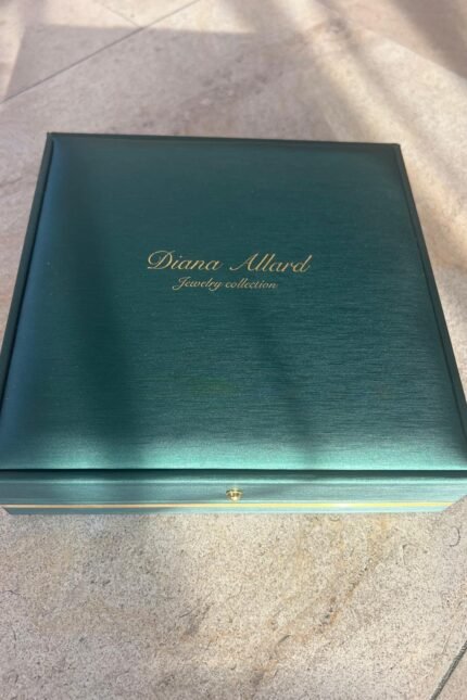 Jewebox (empty box), free with any order over 230 euro.